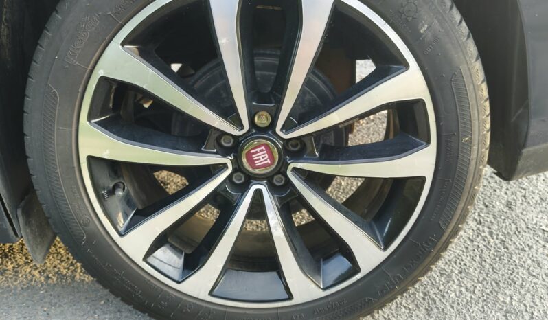 
FIAT TIPO 5 PORTES 1.4 95 ch finition Lounge full									