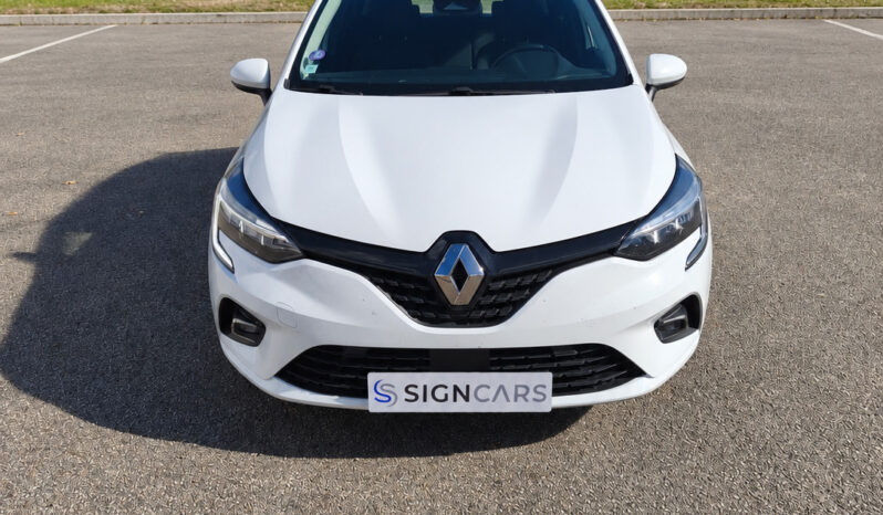 Renault Clio blanc au parking arboré