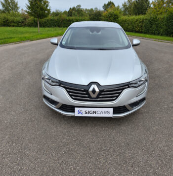 Renault Talisman devant une haie verdoyante
