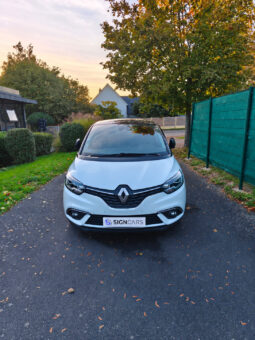 Renault blanc au coucher du soleil