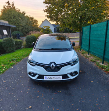 Renault blanc au coucher du soleil
