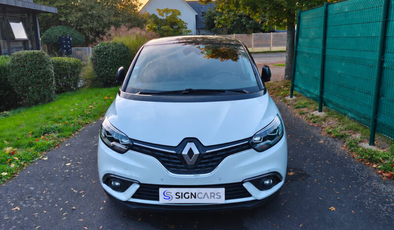 Renault blanc au coucher du soleil